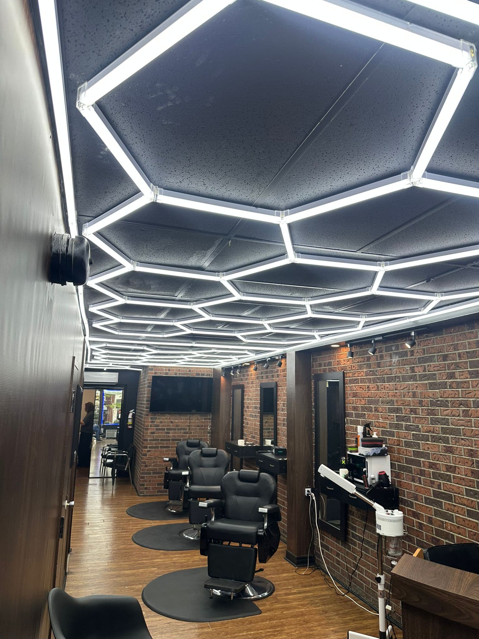 Plafond hexagonal et fauteuils en cuir