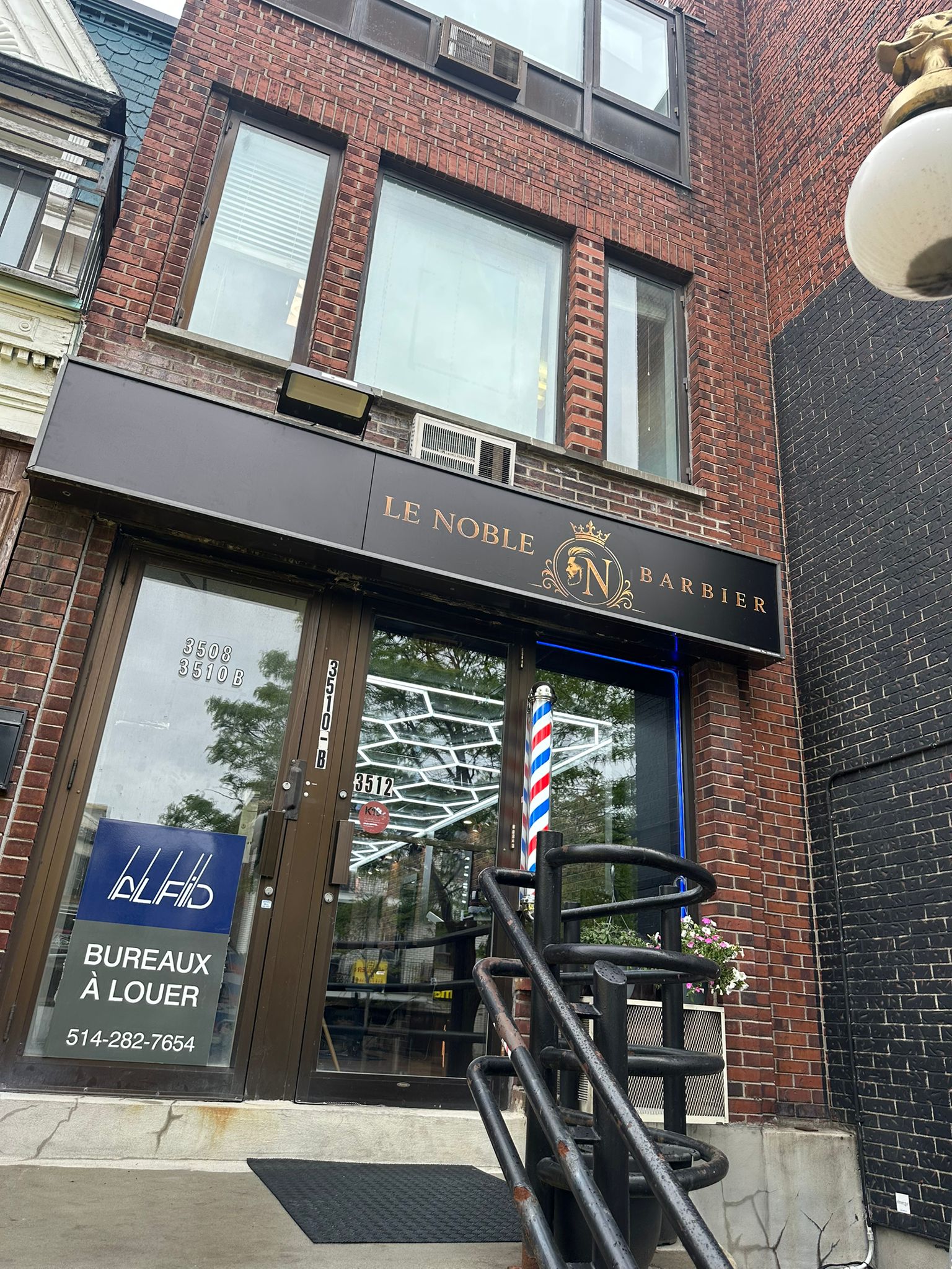 Devanture du salon Le Noble Barbier